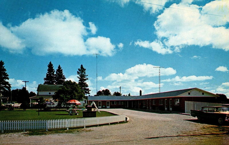 Blue Gables Motel (Island Inn) - Old Postcard